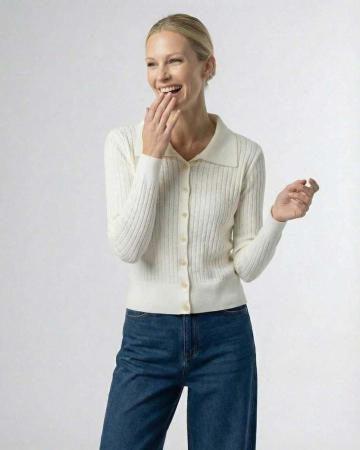 Cardigan Sienna blanco casual para mujer, suéter de botones. Perfecto como ropa de transición de otoño.
