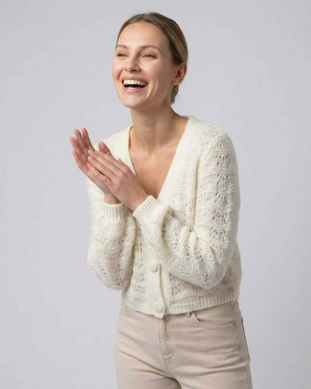 Cárdigan de mujer blanco, cómodo y elegante. Cuello en V, manga larga. Perfecto para el frío de otoño e invierno.