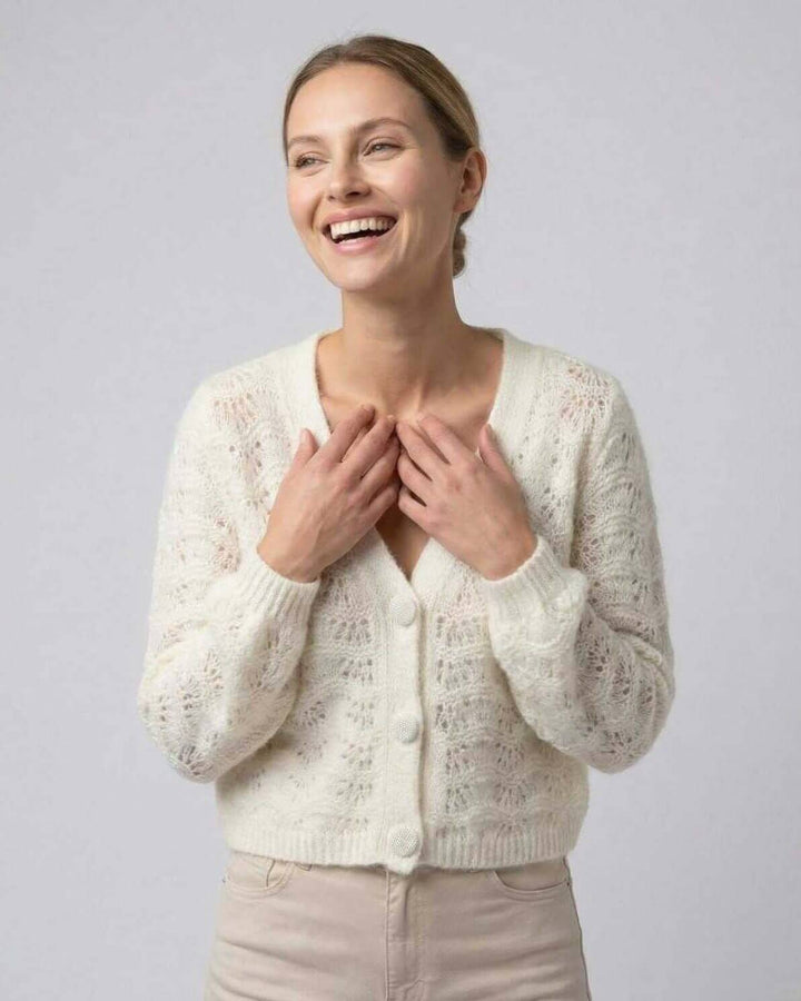 Cárdigan blanco de moda femenina. Cuello en V y manga larga. Ideal como ropa de oficina o para un estilo casual chic.