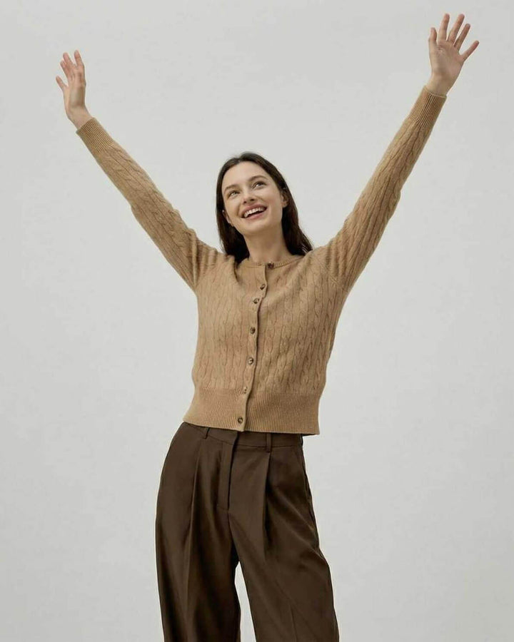 Versátil cárdigan Sienna marrón para mujer con diseño trenzado. Suéter moderno y fácil de combinar en otoño e invierno.