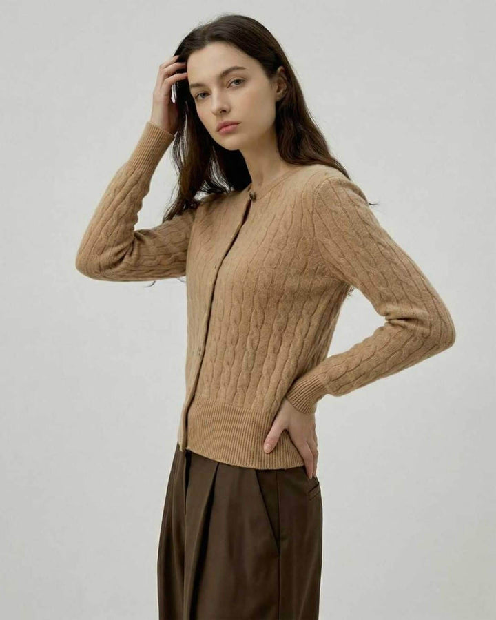 Cómodo cárdigan trenzado marrón Sienna para mujer. Suéter cálido y estiloso, ideal para el frío otoño e invierno.