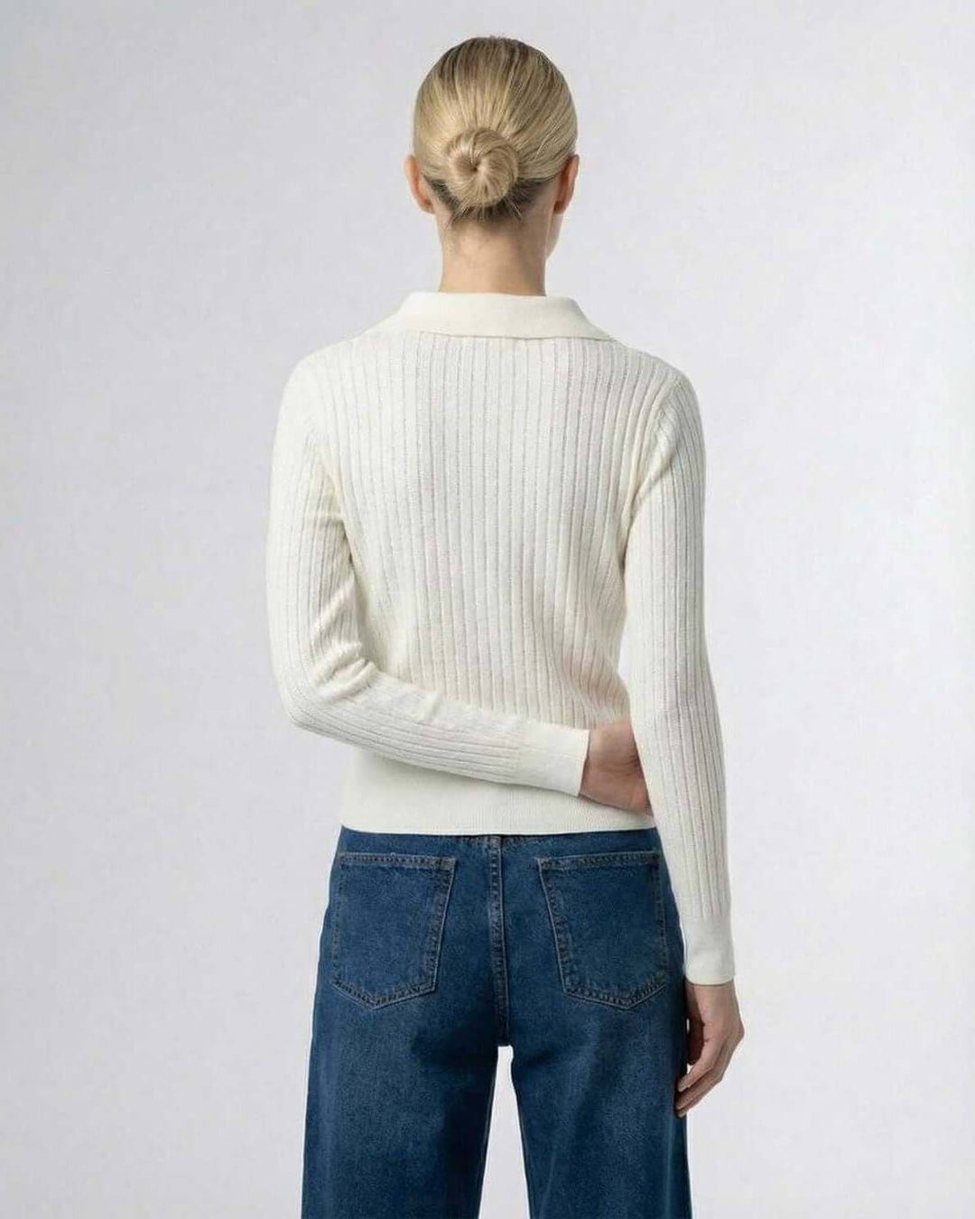Suéter cardigan Sienna elegante para mujer, blanco, con botones. Prenda de punto para moda femenina.