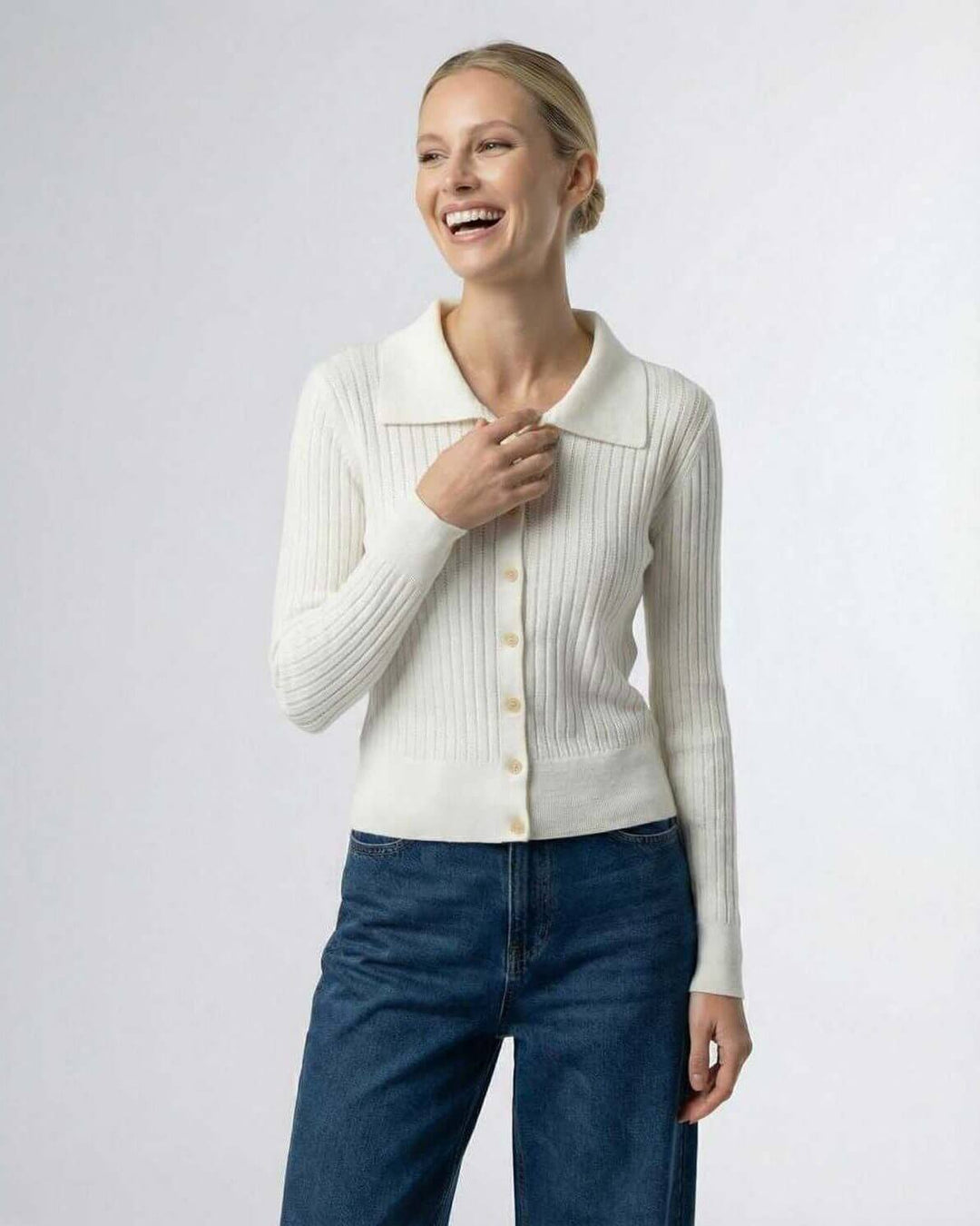 Cardigan Sienna blanco para mujer, suéter de botones. Un look casual y elegante con manga larga.
