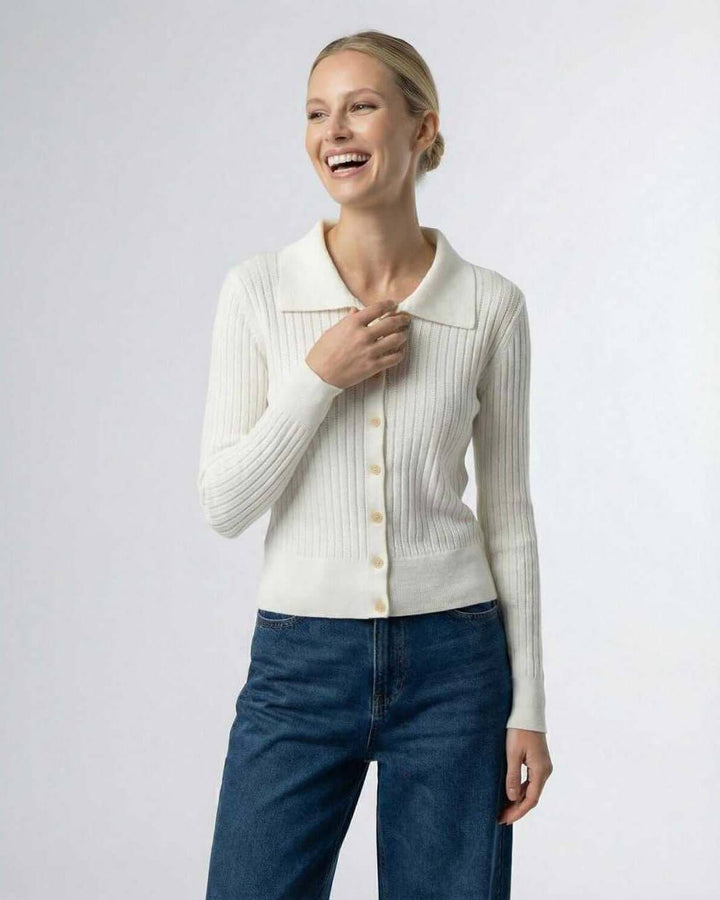 Cardigan Sienna blanco para mujer, suéter de botones. Un look casual y elegante con manga larga.