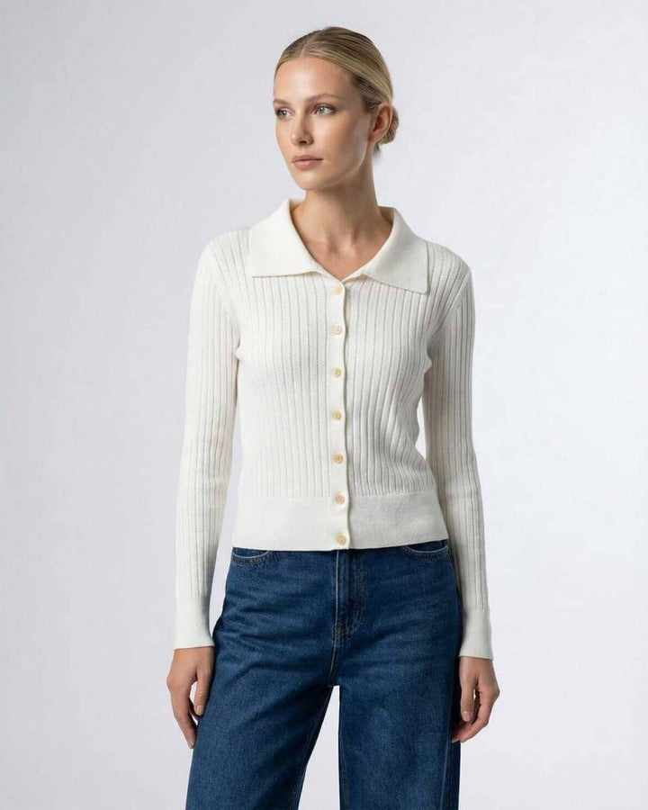 Cardigan de punto blanco para mujer, modelo Sienna, con botones y manga larga. Ropa de transición.