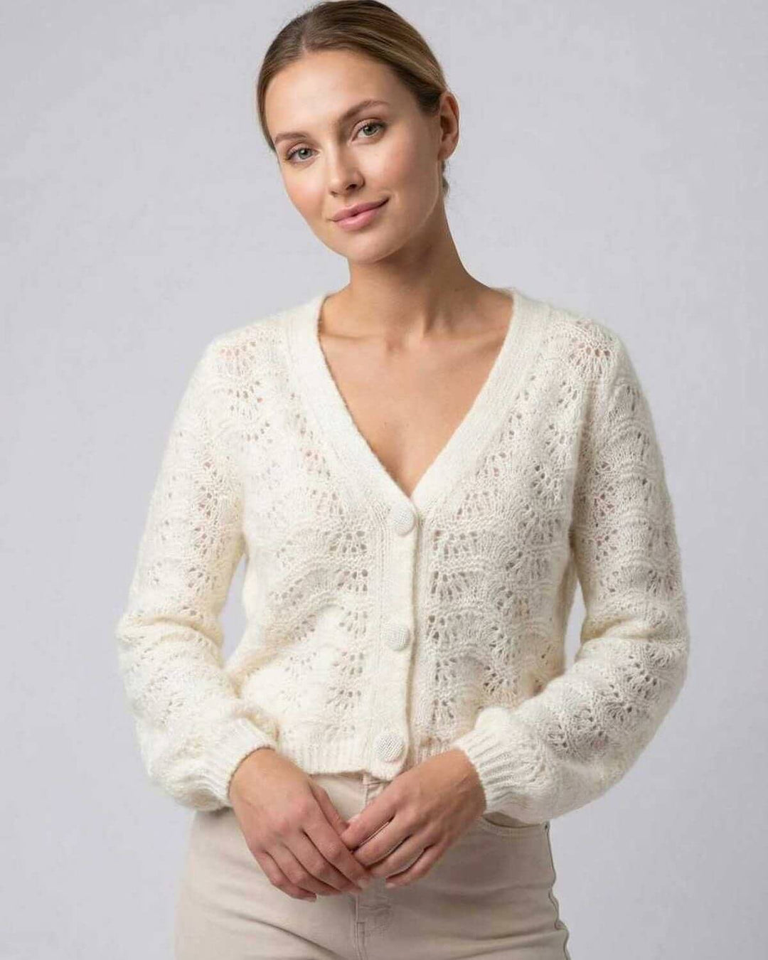 Cárdigan blanco de mujer con cuello en V, manga larga. Ideal para otoño e invierno, estilo casual y elegante.