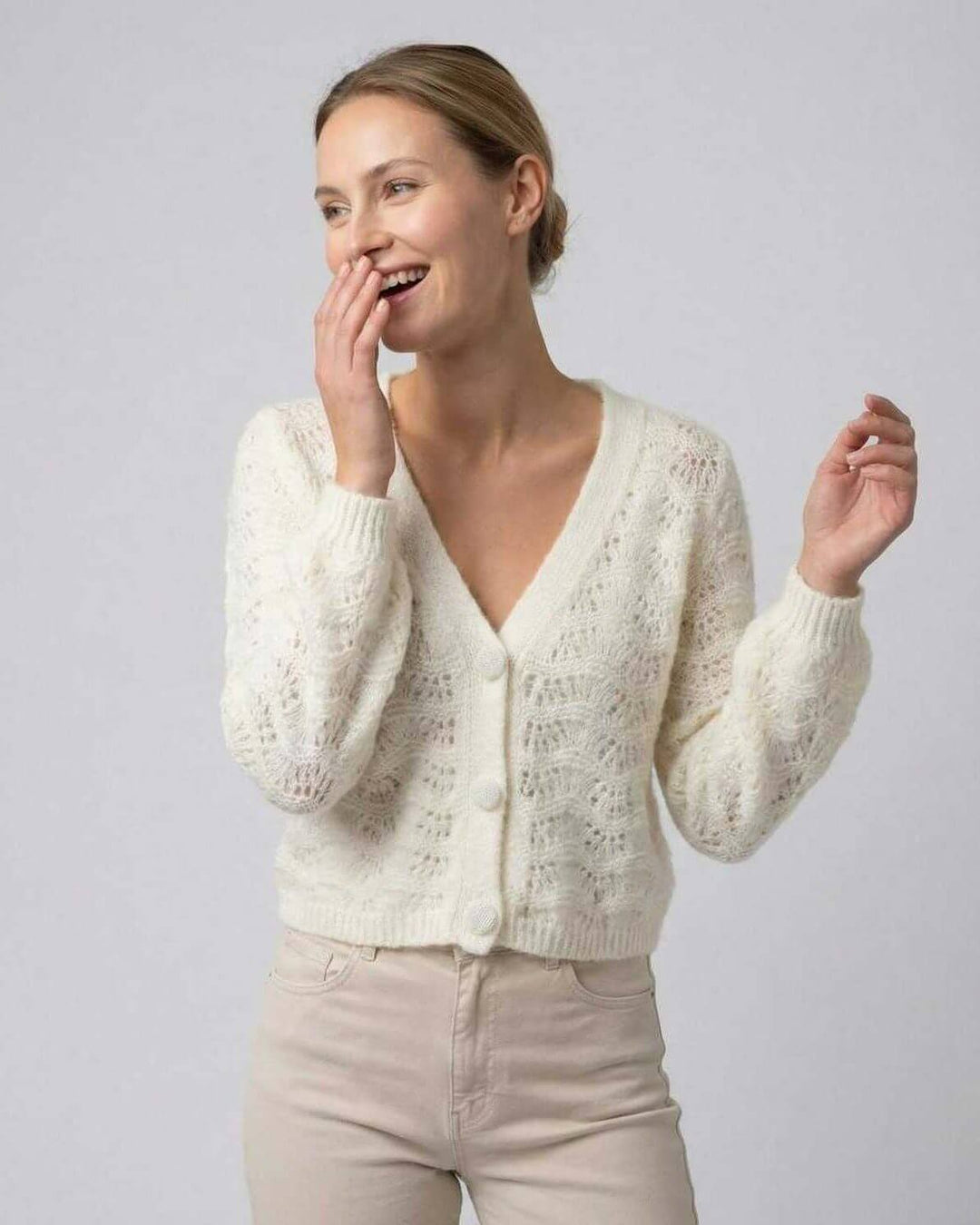 Cárdigan Sienna blanco de mujer con cuello en V. Manga larga, estilo elegante para otoño e invierno. Moda femenina.