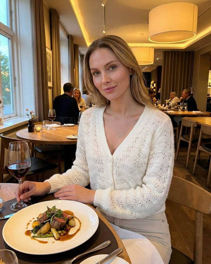 Cárdigan blanco de mujer, cuello en V. Manga larga. Prenda ligera de superposición para looks modernos de otoño/invierno.