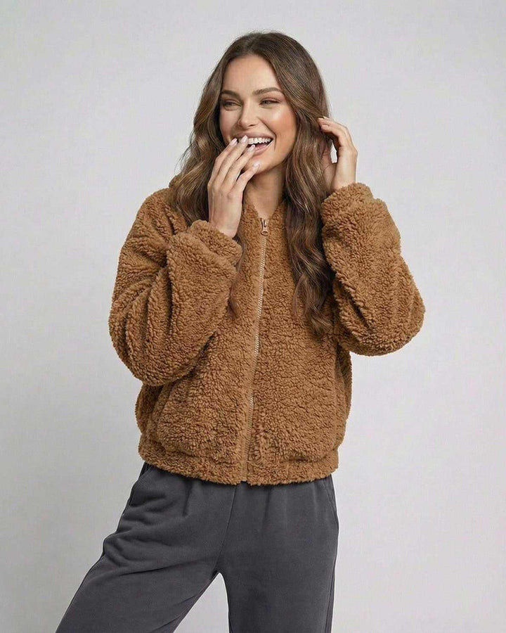 Ropa exterior de mujer: Chaqueta Sienna marrón, cómoda y versátil para otoño e invierno.