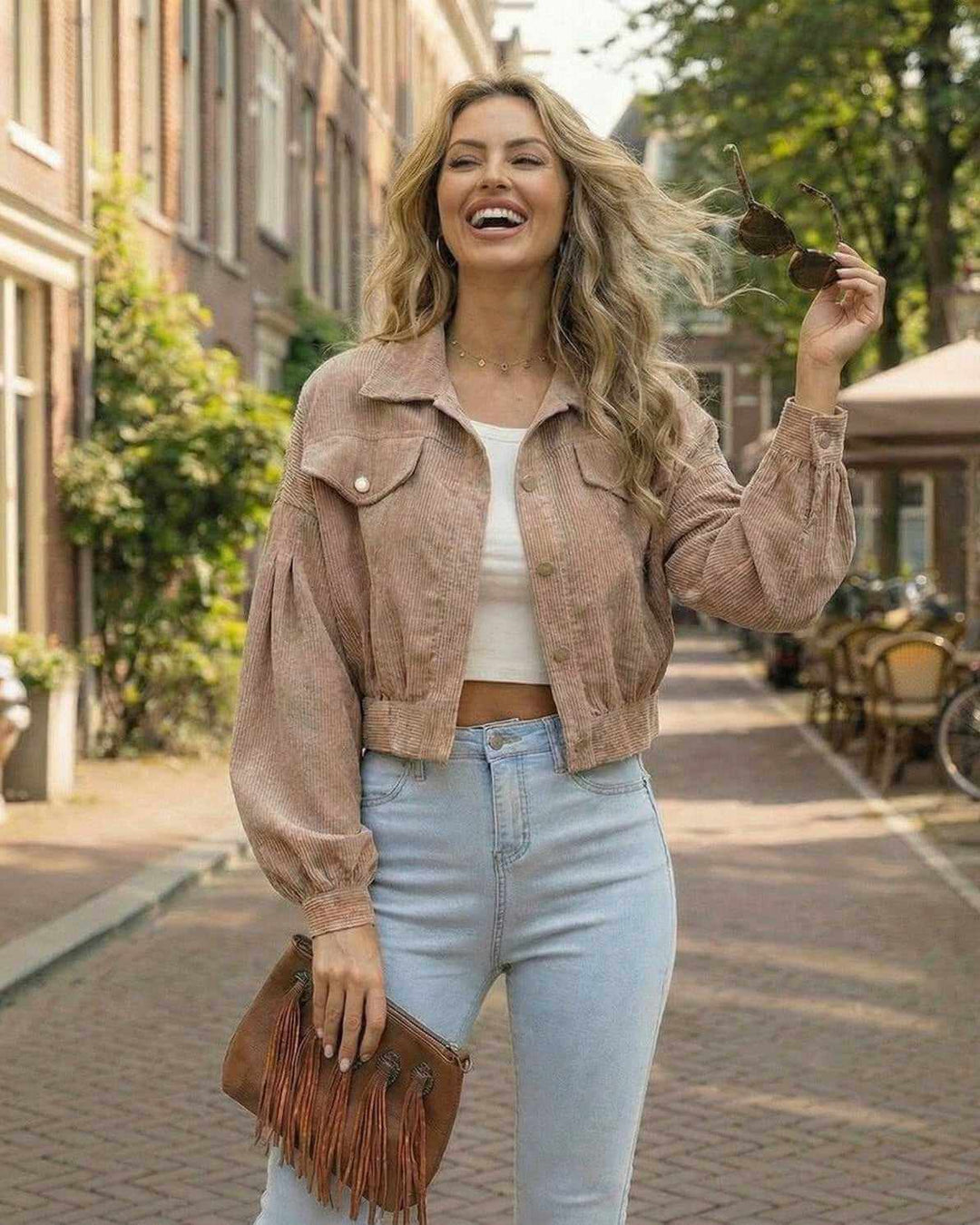 Distintiva chaqueta cortada de mujer blanca. Mangas de linterna, diseño suelto para un look casual de otoño.