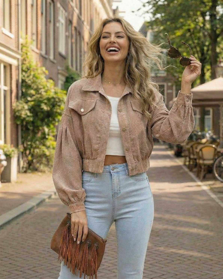 Distintiva chaqueta cortada de mujer blanca. Mangas de linterna, diseño suelto para un look casual de otoño.