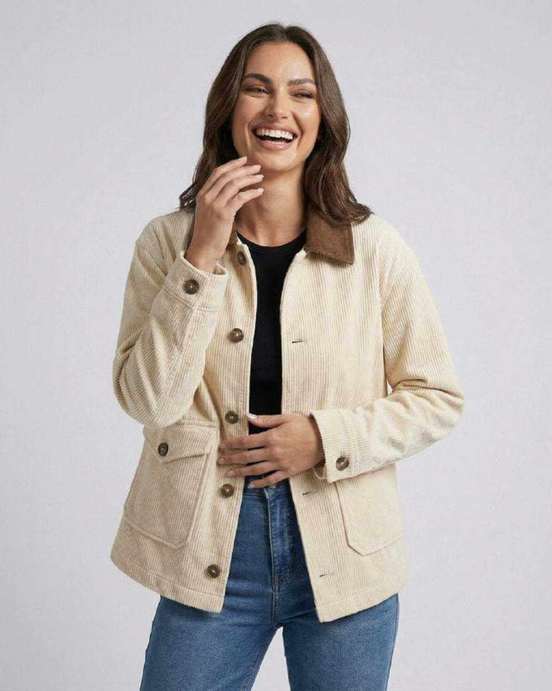 Detalle de chaqueta oversized blanca Sienna para mujer. Estilo urbano casual, prenda de abrigo holgada y moderna.