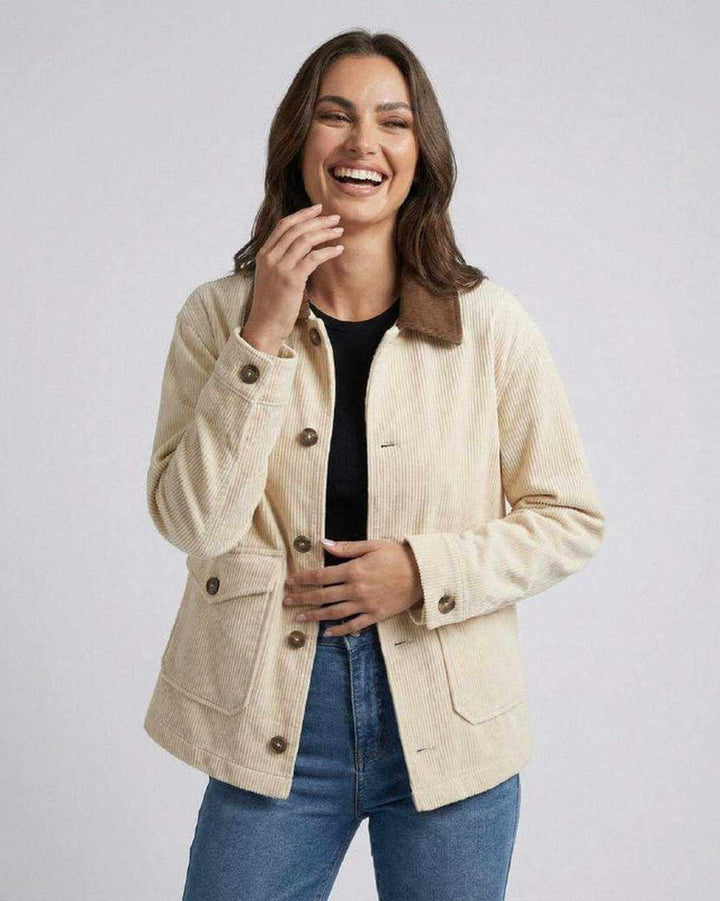 Detalle de chaqueta oversized blanca Sienna para mujer. Estilo urbano casual, prenda de abrigo holgada y moderna.