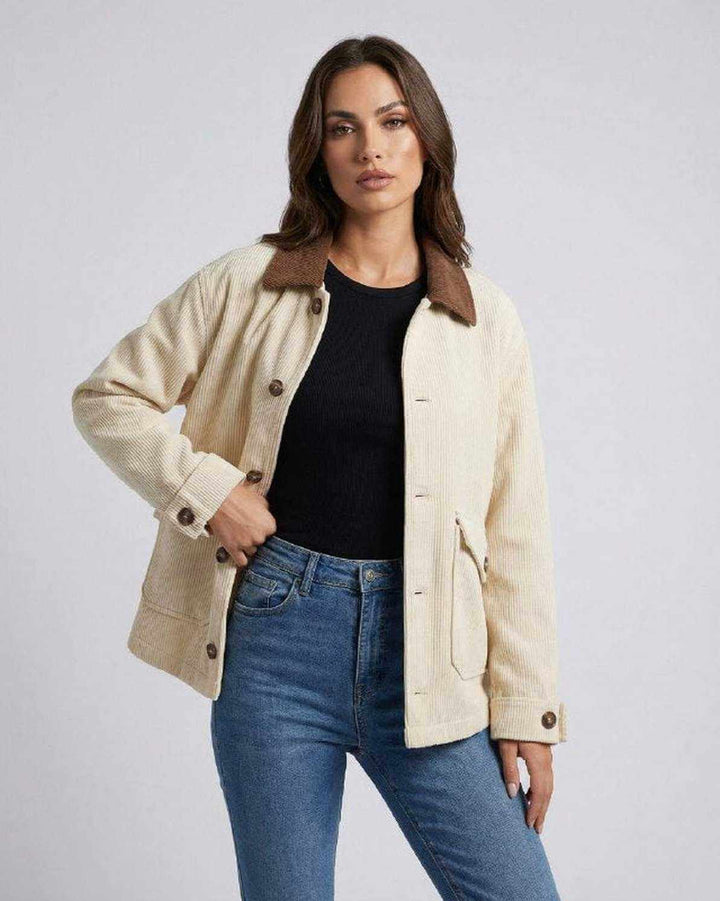 Chaqueta oversized Sienna blanca para mujer, estilo casual urbano. Ideal para otoño, look holgado y moderno.