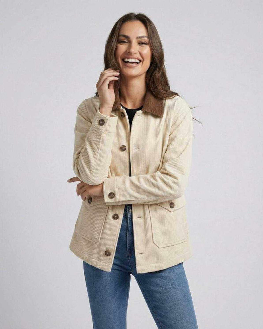 Chaqueta de mujer oversized blanca, modelo Sienna. Perfecta para un estilo casual urbano y look de streetwear de otoño.