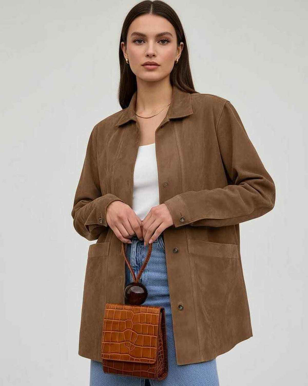 Chaqueta oversize blanca para mujer, estilo moderno y relajado, con botones, ideal para otoño.