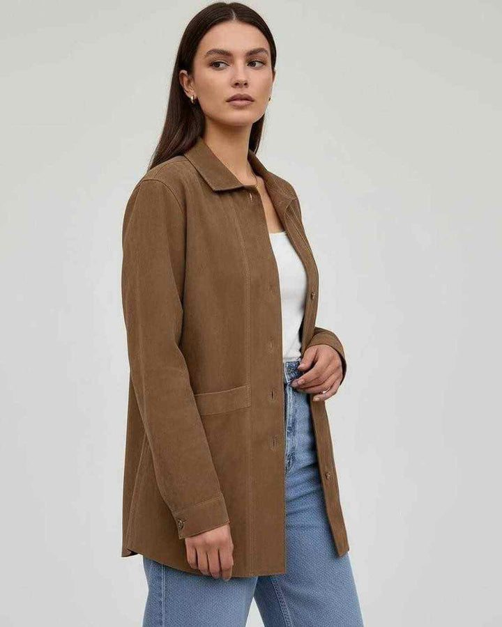 Chaqueta blanca oversize para mujer con botones, estilo relajado y moderno, ideal para looks casuales de otoño.
