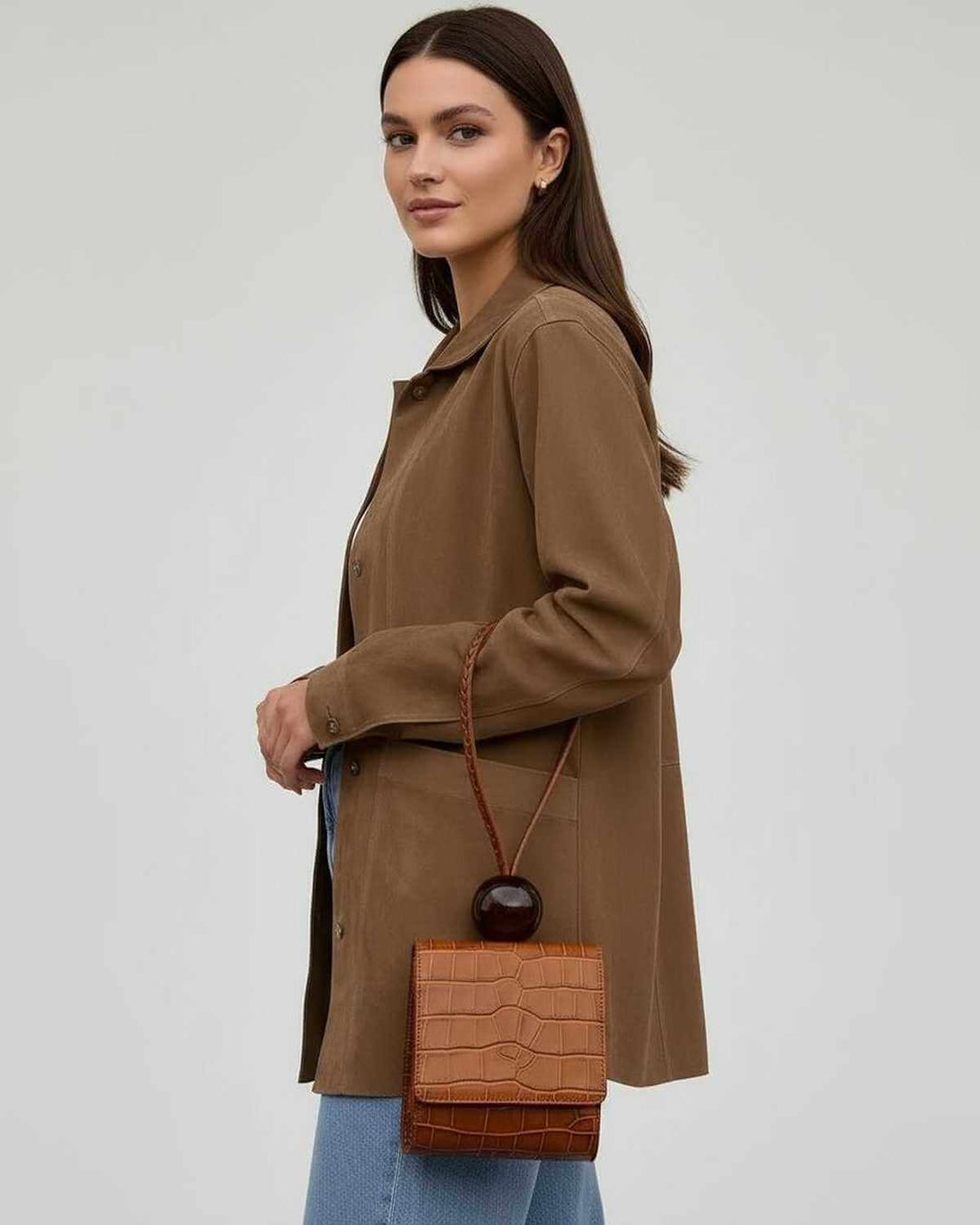 Abrigo casual elegante blanco oversize para mujer, diseño moderno, perfecto para un look de otoño.
