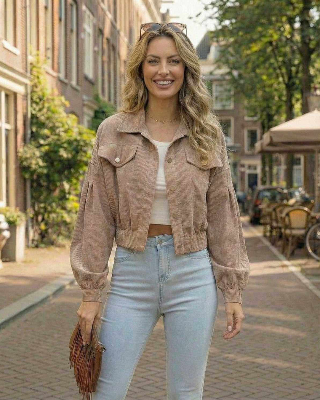 Chaqueta corta blanca para mujer con modernas mangas de linterna. Perfecto estilo urbano y casual.