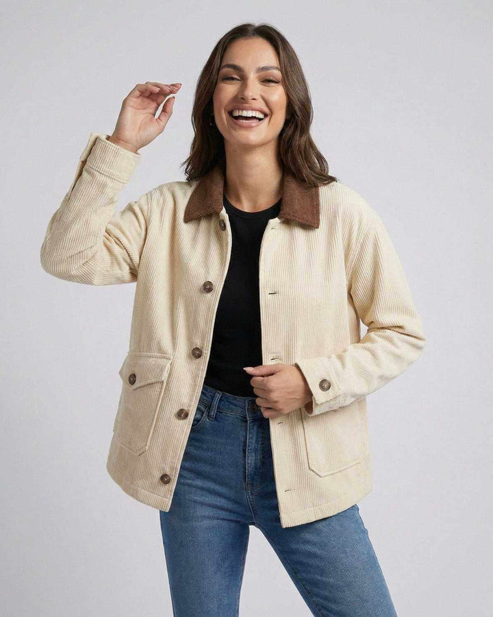 Chaqueta Oversized Sienna, color blanco. Diseño holgado para mujer, estilo casual y streetwear. Prenda de abrigo de otoño.