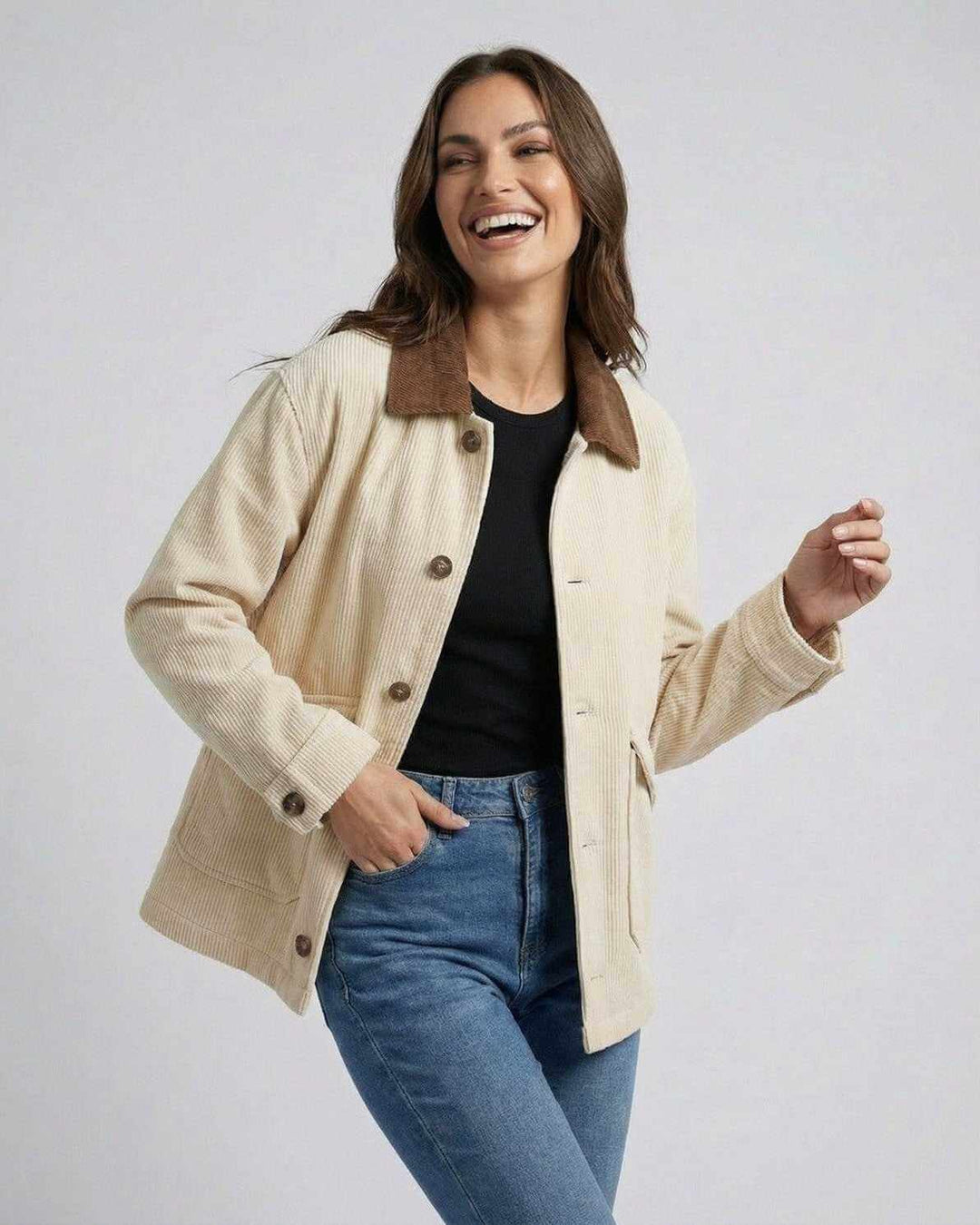 Chaqueta blanca oversized de mujer, estilo Sienna. Versátil para looks casuales y streetwear. Diseño holgado elegante.