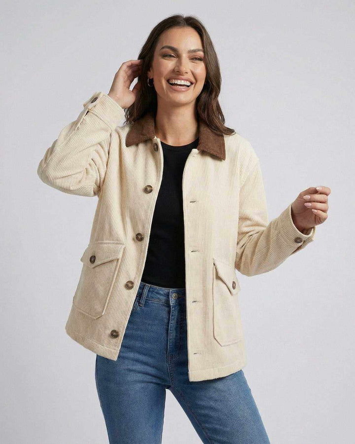Mujer caminando con chaqueta oversized Sienna blanca. Estilo casual urbano para otoño, look holgado y sofisticado.