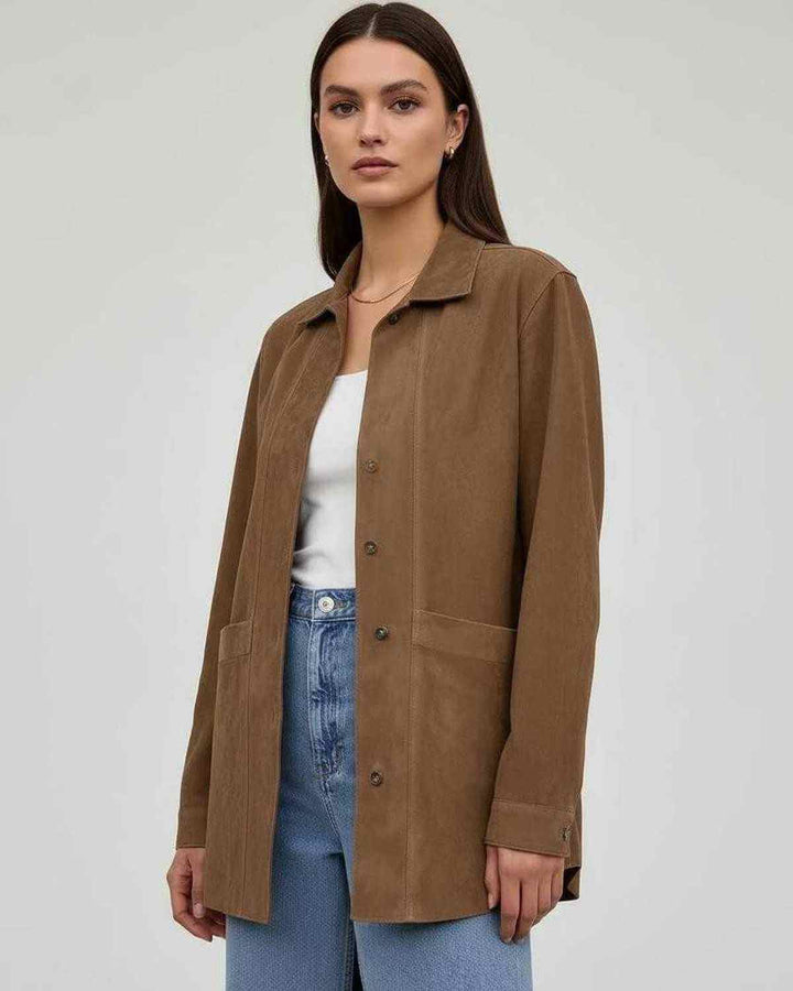 Chaqueta de otoño blanca oversize para mujer, estilo moderno y casual con botones, tendencia elegante y relajada.
