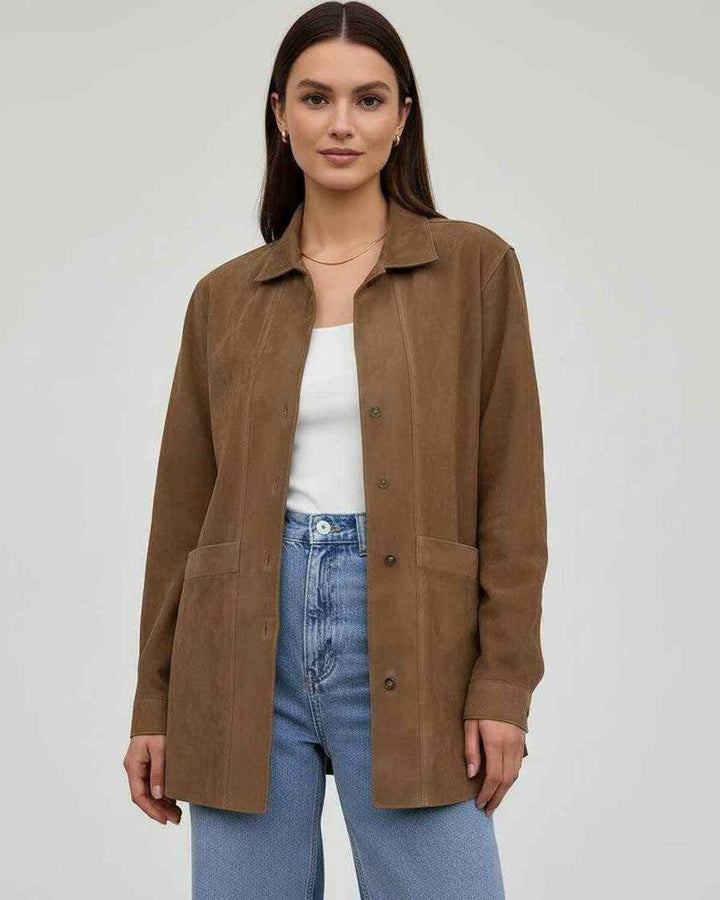 Abrigo oversize blanco para mujer, cómodo y moderno, con botones, ideal para un estilo casual de otoño.