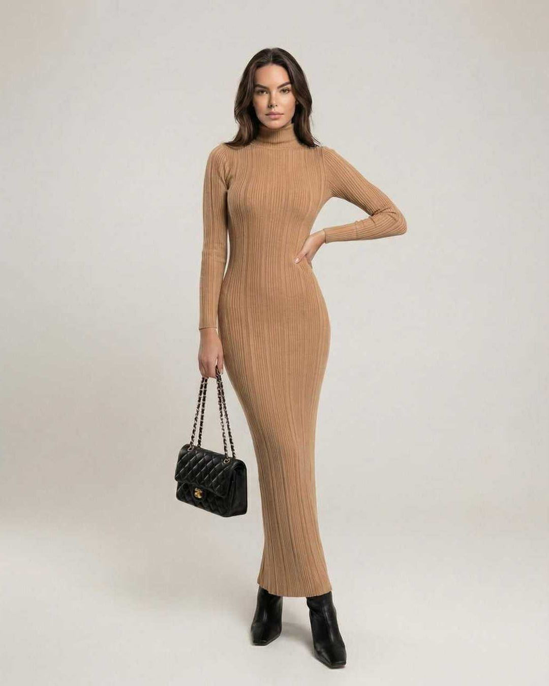 Vestido maxi Sienna de mujer, beige acanalado, cuello alto. Ideal para otoño-invierno, estilo elegante y versátil.