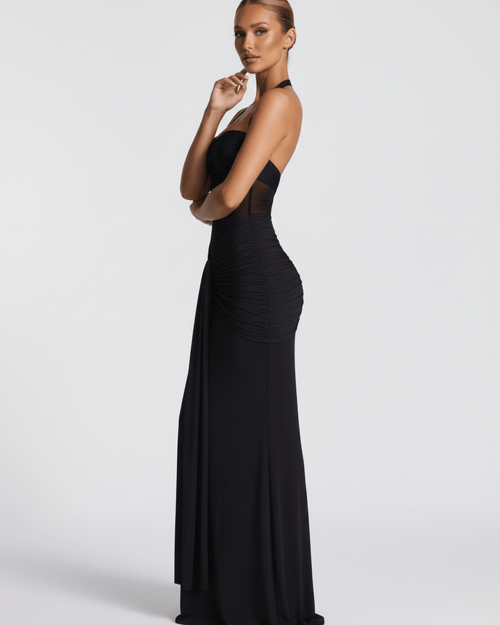 Mujer luciendo un elegante vestido maxi blanco con escote halter, silueta fluida y detalles de malla.