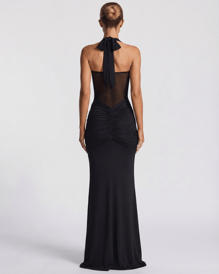 Vestido de noche formal blanco con escote halter y sofisticado detalle de malla, perfecto para eventos.
