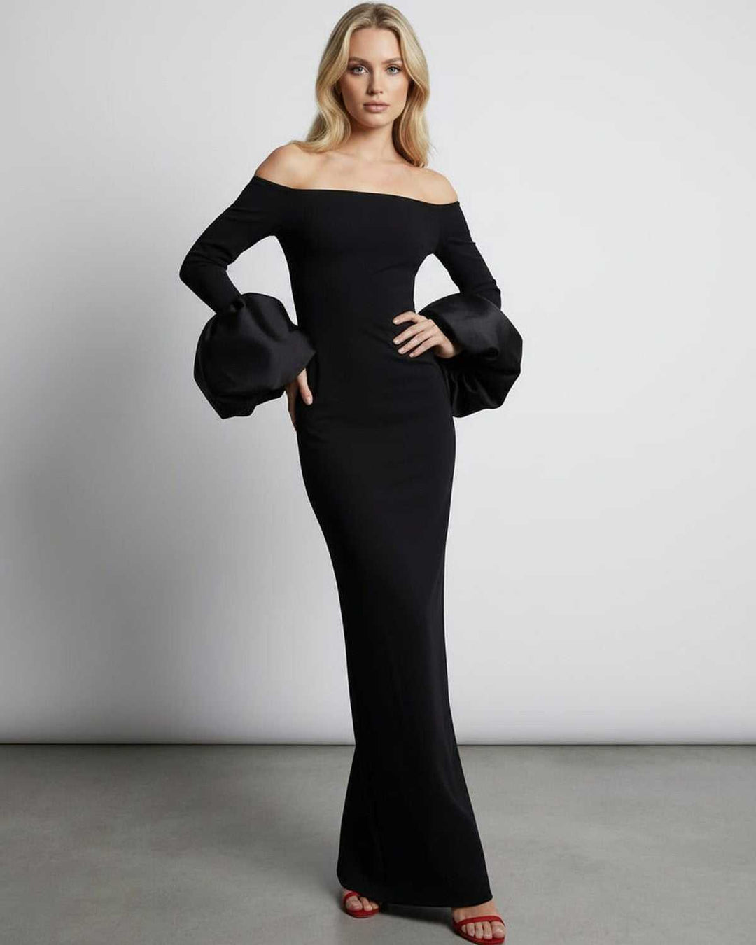 Vestido maxi negro de mujer con silueta lápiz, elegante hombro descubierto y mangas largas abullonadas.