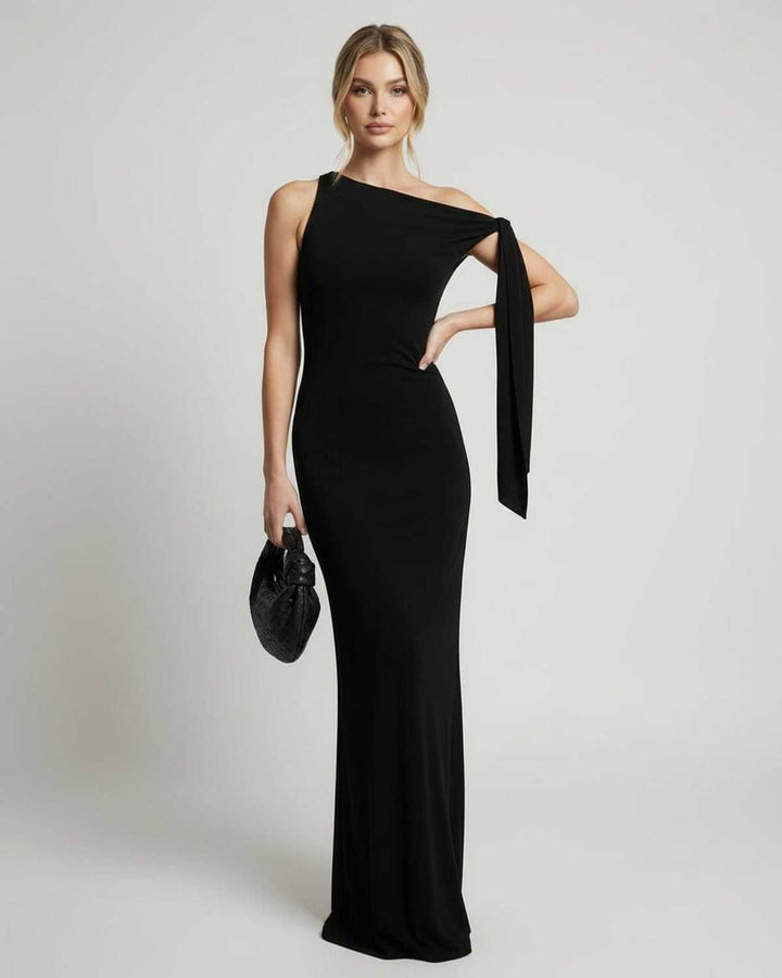 Mujer luciendo un elegante vestido maxi negro de un hombro, perfecto para una fiesta, boda o evento formal moderno.