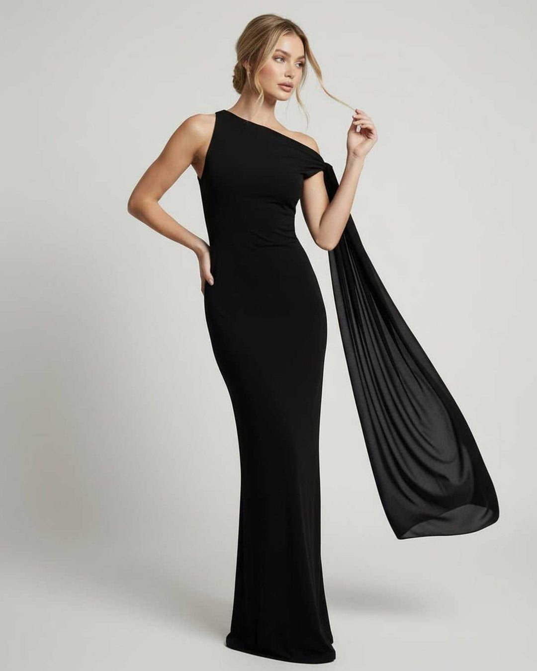 Elegante vestido formal maxi negro de mujer con detalle de un hombro, perfecto para fiestas y eventos sofisticados.