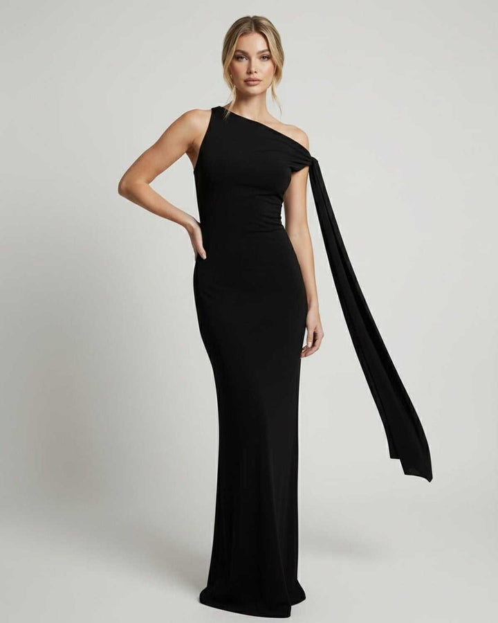 Moderno vestido maxi negro de un hombro para mujer, con estilo elegante, ideal para eventos y celebraciones formales.