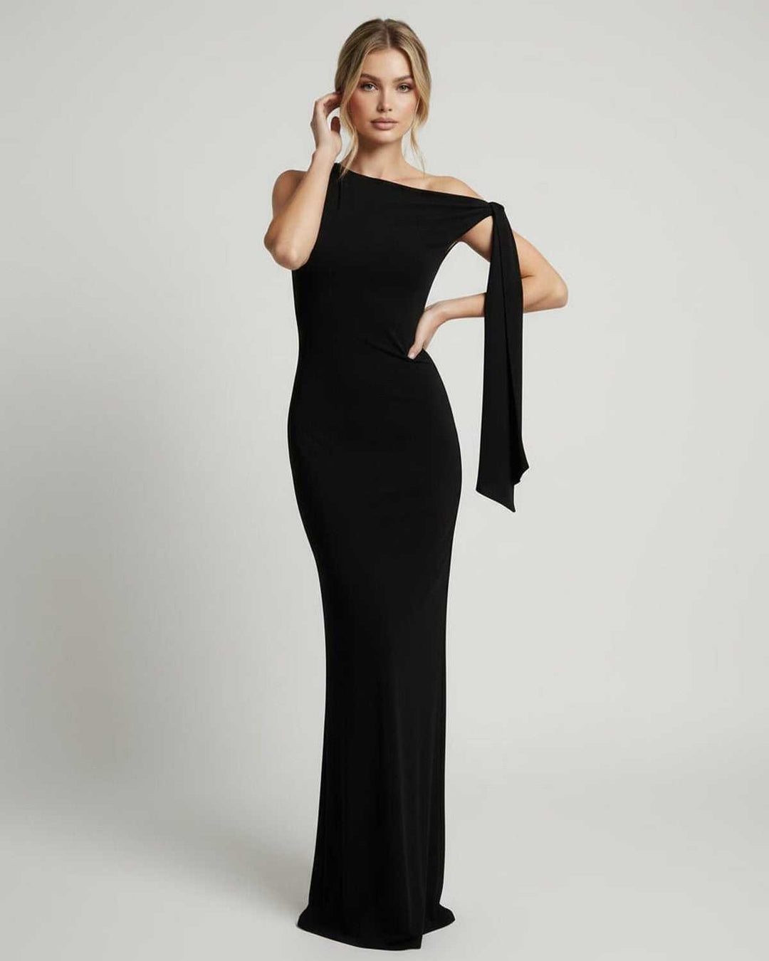 Sofisticado vestido de noche maxi negro para mujer, con diseño de un hombro, perfecto para cócteles y eventos.