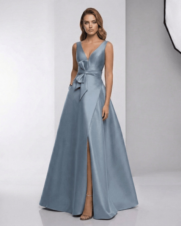 Vestido maxi de noche azul con escote en V, sin mangas, elegante para invitada de boda o fiesta.