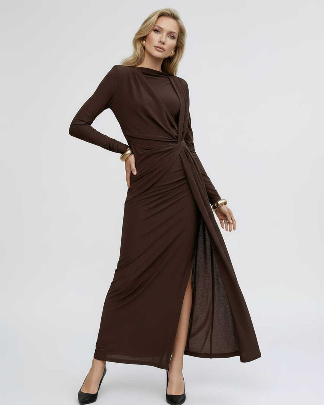Vestido maxi elegante para mujer, bodycon marrón con manga larga. Ropa de fiesta y moda femenina sofisticada.