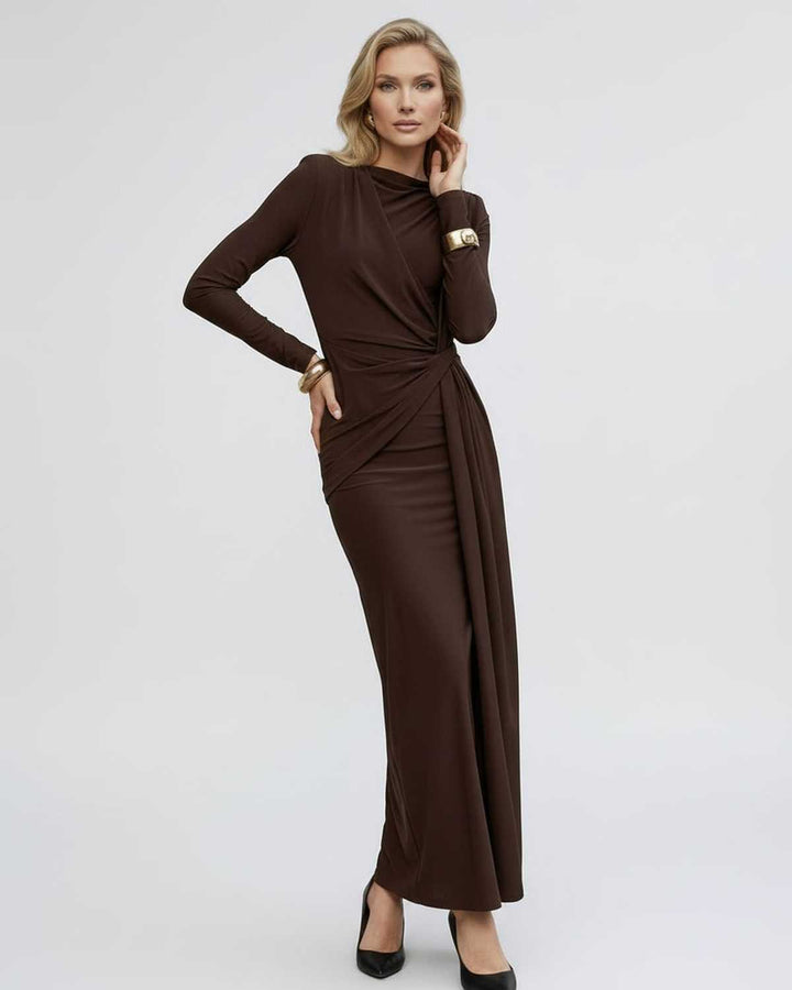 Vestido maxi bodycon marrón elegante con manga larga y cintura drapeada. Ideal para fiesta y noche.