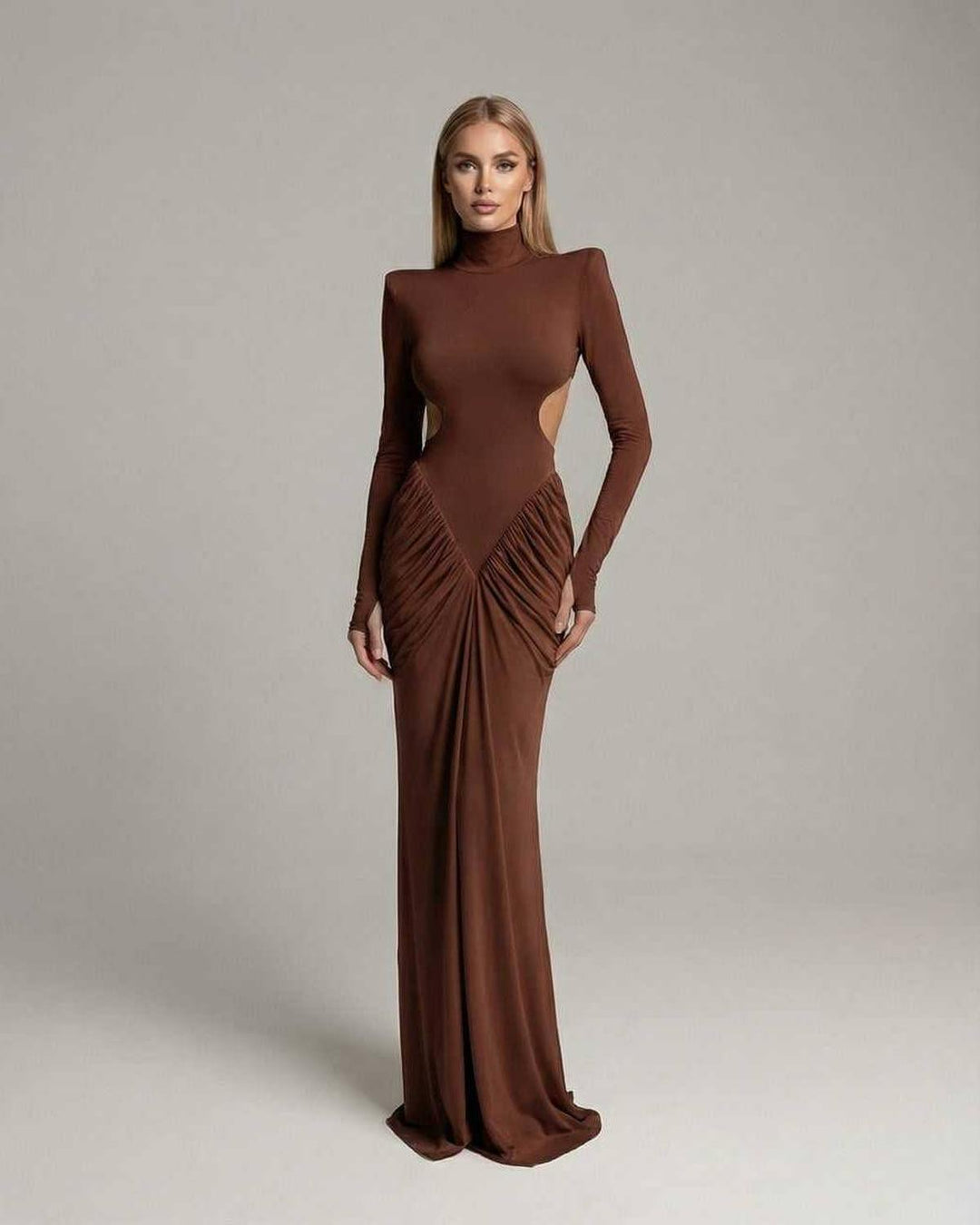 Vestido maxi elegante marrón para mujer con espalda abierta, cuello alto y manga larga.