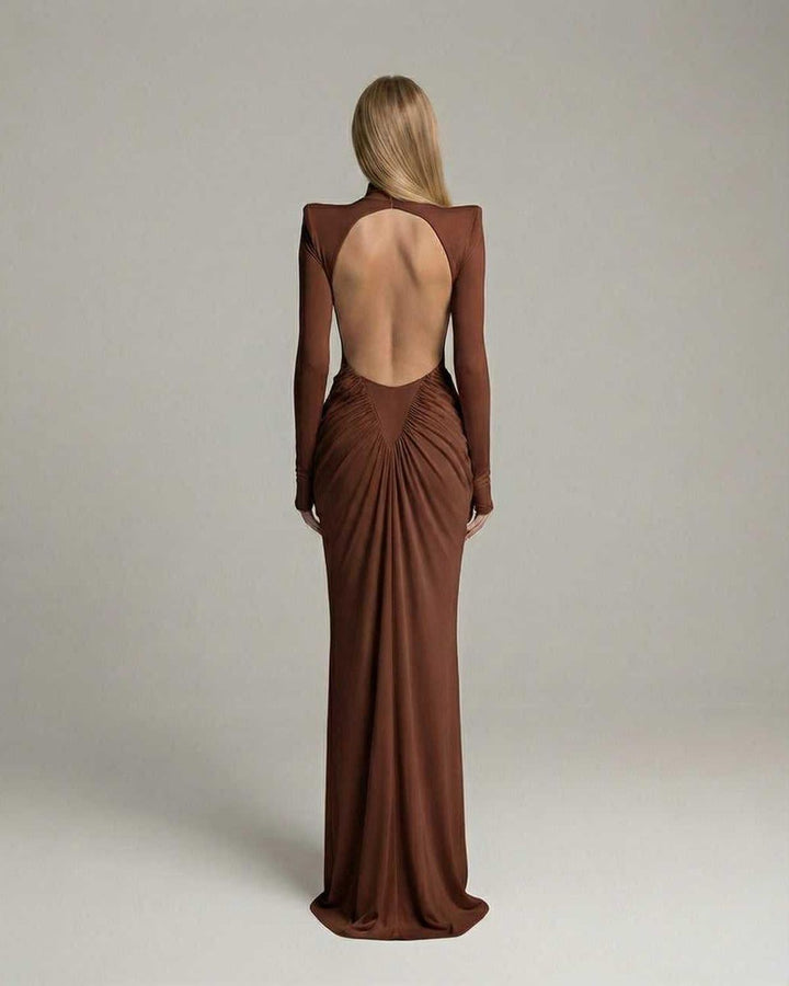 Vestido de noche formal marrón ajustado con espalda abierta y detalle fruncido.