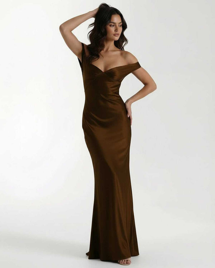 Vestido de noche y fiesta maxi marrón para mujer, hombros descubiertos. Elegancia para ocasiones especiales.