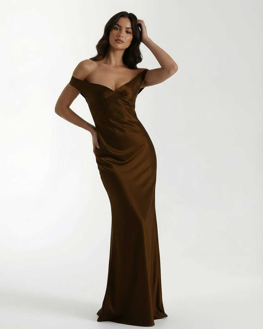 Vestido maxi elegante marrón de mujer. Moda sofisticada para eventos de noche o fiesta.