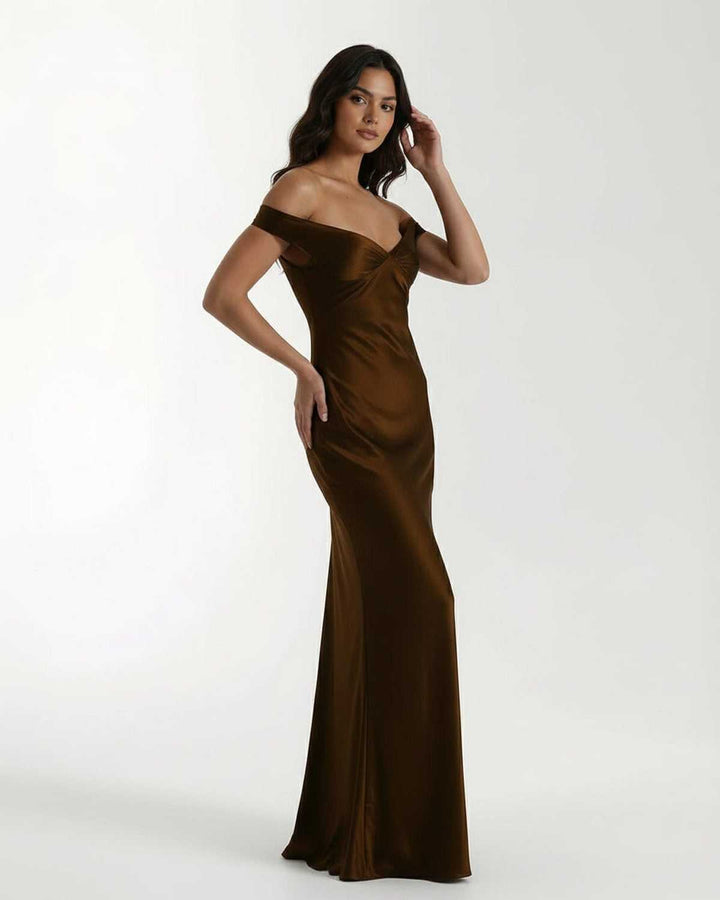 Vestido largo formal marrón para mujer. Diseño sofisticado para fiesta, noche y eventos elegantes.