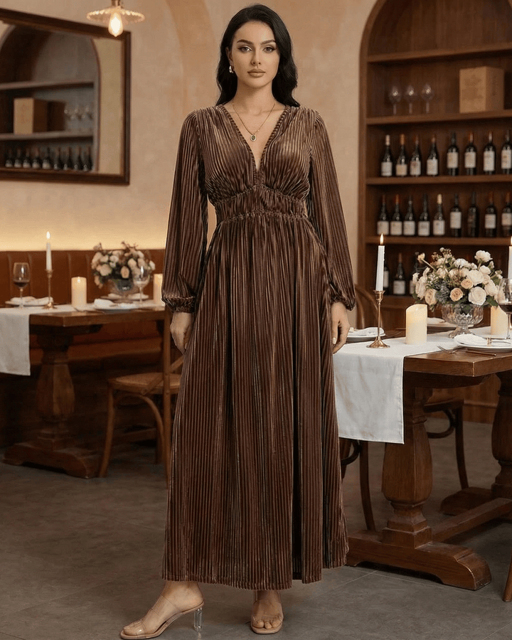 Vestido largo plisado blanco para mujer, manga larga y escote en V, una prenda sofisticada para ocasiones especiales.