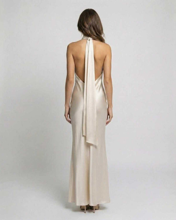 Vestido de fiesta maxi halter blanco con espalda descubierta. Perfecta ropa de noche para ocasiones especiales.