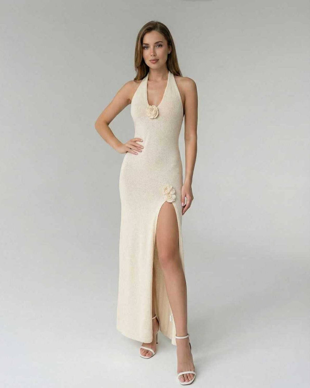 Vestido maxi halter blanco floral para mujer, elegante y sin mangas, ideal para fiesta o noche de verano.