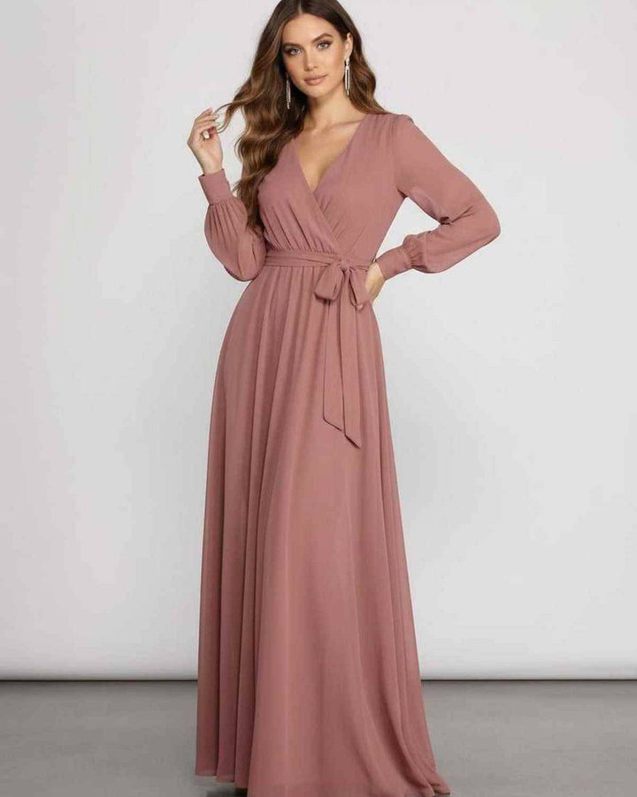 Elegante vestido de gala rosa empolvado con manga larga, silueta fluida para mujer, ideal para fiestas.