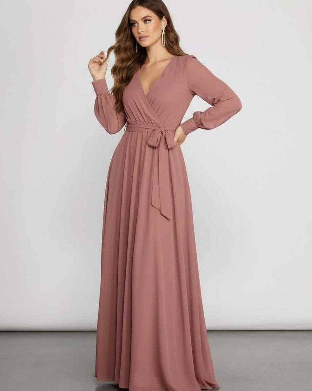 Vestido de noche fluido para mujer, color rosa empolvado con manga larga, ideal como invitada de boda.