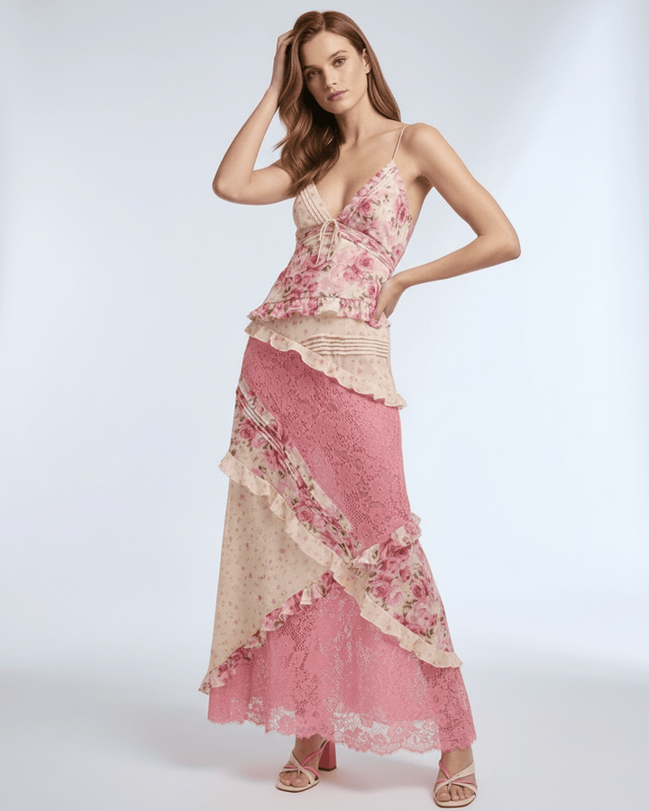 Elegante vestido maxi floral para mujer con escote en V y volantes, ideal para ocasiones de verano.